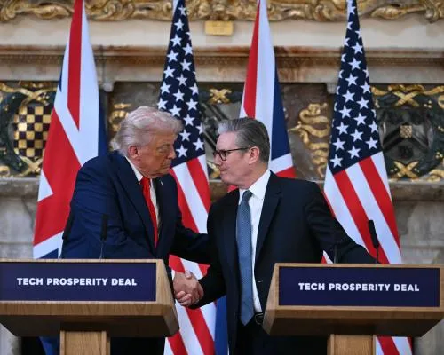 Trump Turns Fire on Putin and Commends UK in Joint Appearance with Starmer